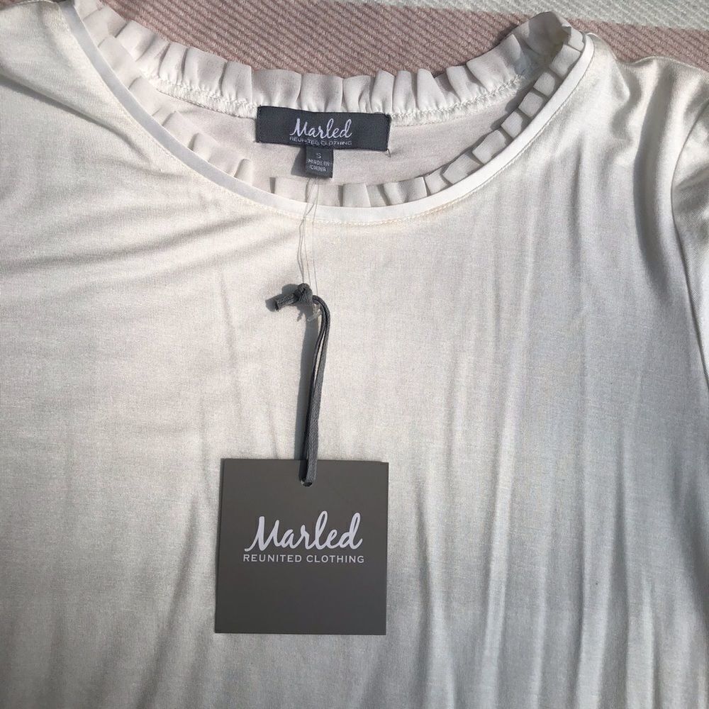 Marled White Top with Ruffled Neck and Bottom Size Small New With Tags - Picture 6 of 11
